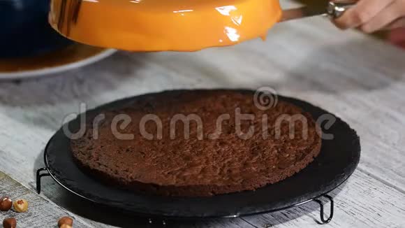 一步一步用焦糖镜面釉做慕斯蛋糕系列视频的预览图