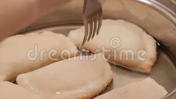 家庭主妇用平底锅烤奶酪炸的扁面皮肉饼naanpitar玉米饼雪碧高加索和东部视频的预览图