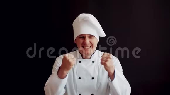 情绪激动的白人男厨师看着镜头欢呼雀跃视频的预览图