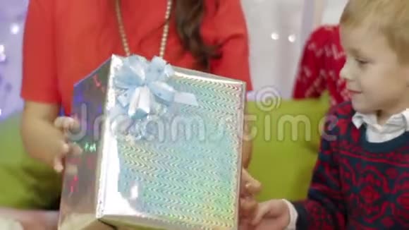 男孩打开一个装有圣诞礼物的盒子视频的预览图