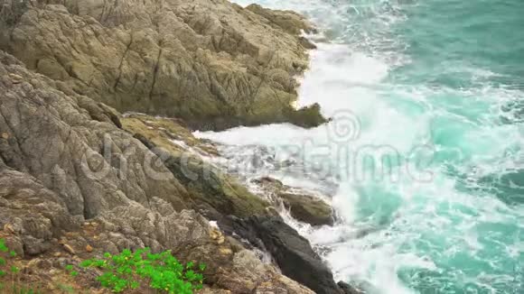 海浪在石岸上破碎海风和浪花视频的预览图