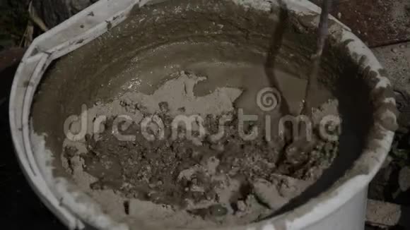 建筑商将水泥与建筑搅拌机混合在桶中视频的预览图