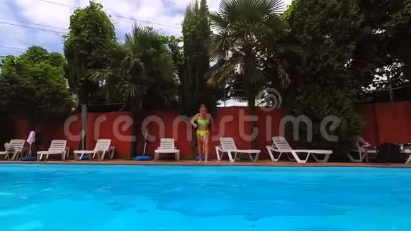女孩跳进游泳池视频的预览图