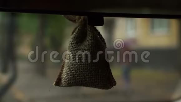 空气清新剂以袋的形式挂在车内后视镜上视频的预览图
