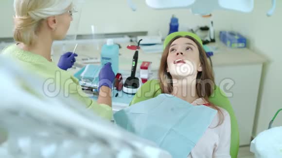 女牙医从病人嘴里取出卫生棉牙痛处理工艺视频的预览图