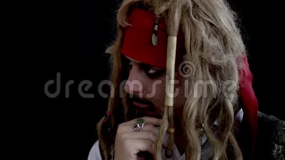 一个穿着海盗服装的人把他的手指伸到顶端崇拜用于演示和概念想法的有趣片段视频的预览图