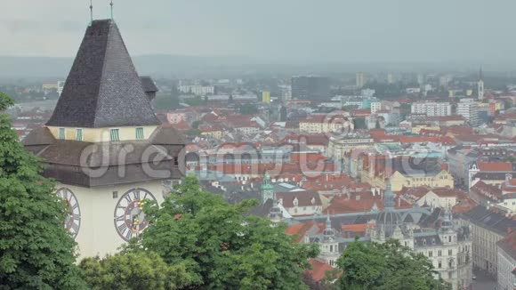 位于奥地利格拉茨市施洛斯贝格城堡山上的钟楼Uhrturm和城市景观视频的预览图