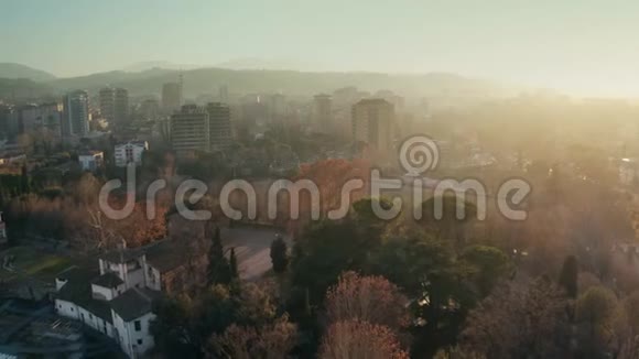 日落时的terni城市景观鸟瞰意大利翁布里亚视频的预览图