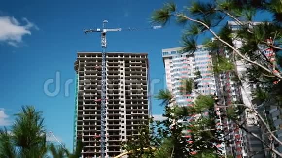 蓝天上的摩天大楼和新公寓的建造过程新住宅大厦的新房视频的预览图