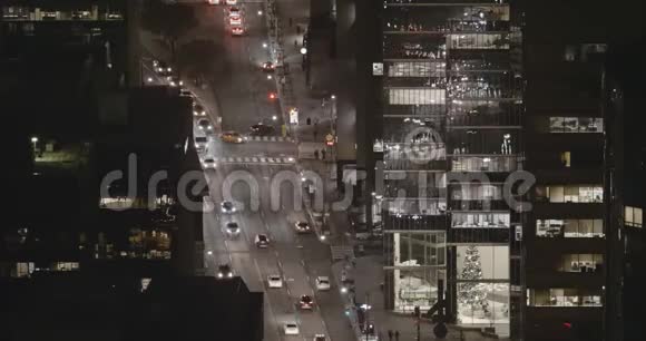 在一个现代城市深夜建立稀疏交通的镜头视频的预览图