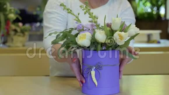 花匠在盒子里展示完整的花组成视频的预览图