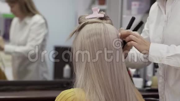 穿着白色衬衫的未婚女性美容师成为女孩子的发型视频的预览图