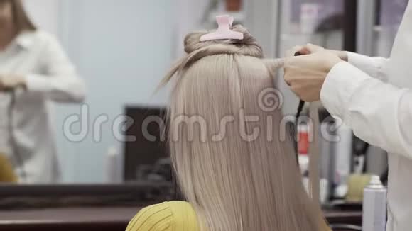穿着白色衬衫的未婚女性美容师成为女孩子的发型视频的预览图