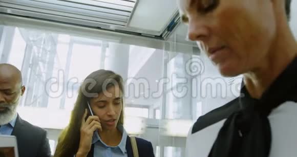 商务女性乘坐电梯4k视频的预览图