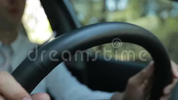 驾驶汽车时男子手握方向盘视频的预览图