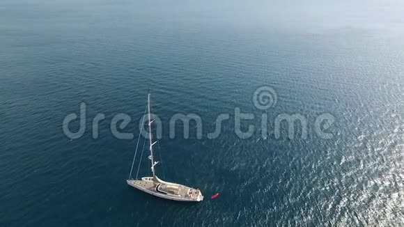 露天大型白色游艇俯视空中视频的预览图