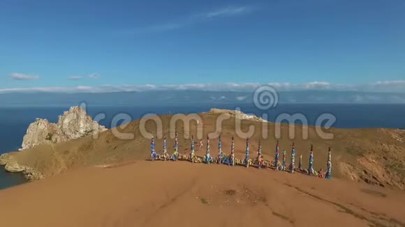 在神圣的木制萨满柱上空中彩带靠近贝加尔湖的萨曼卡岩奥克洪岛视频的预览图