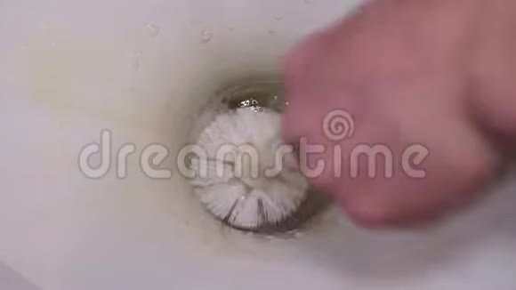 厕所用刷子彻底清洗视频的预览图
