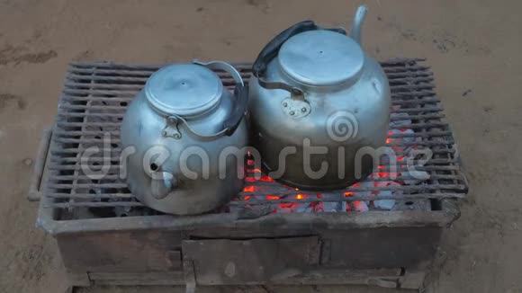 水在茶壶里沸腾它是用蒸汽加热的视频的预览图