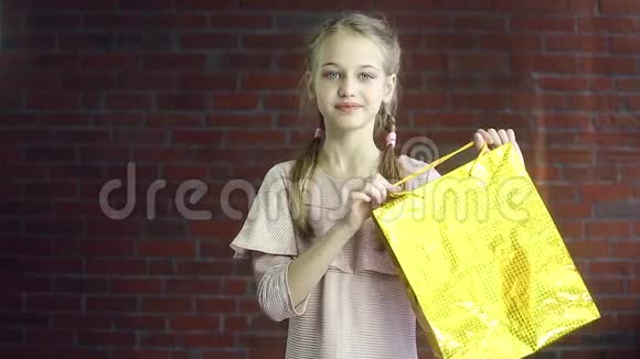 小女孩野外购物之旅视频的预览图