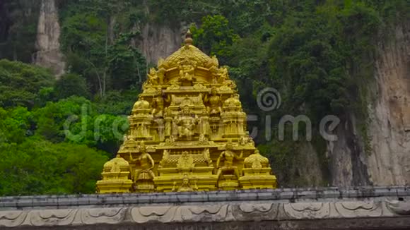 马来西亚巴图洞穴周围的一座印度教神庙视频的预览图