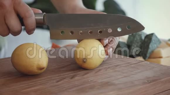 女性手在切割板上切割新鲜柠檬视频的预览图