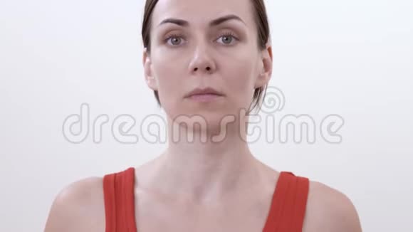 靠近一个黑发女人把头向前和向后倾斜为颈部肌肉做解痉运动视频的预览图