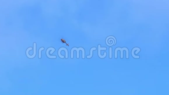 白色直升机在蓝天上飞行视频的预览图