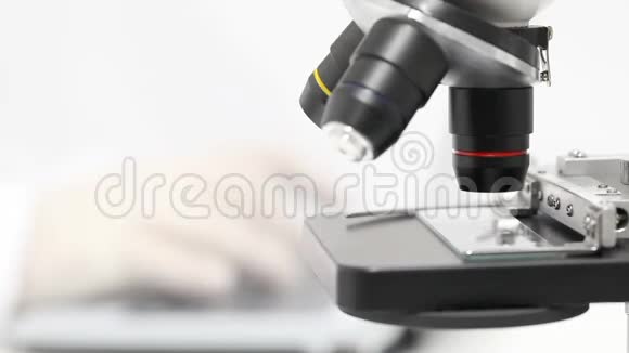 研究人员在显微镜后面的笔记本电脑上工作视频的预览图