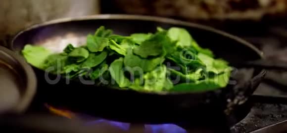 在火焰上煮菠菜视频的预览图