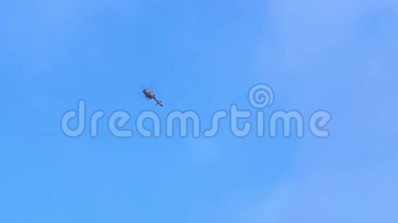 白色直升机在蓝天上飞行视频的预览图