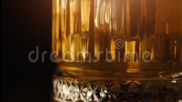 旧时尚威士忌放在有反光的玻璃上视频的预览图