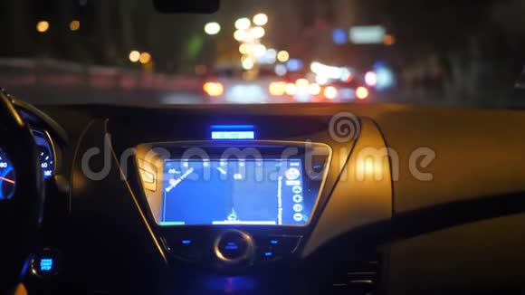 车城夜间交通领航员司机视频的预览图