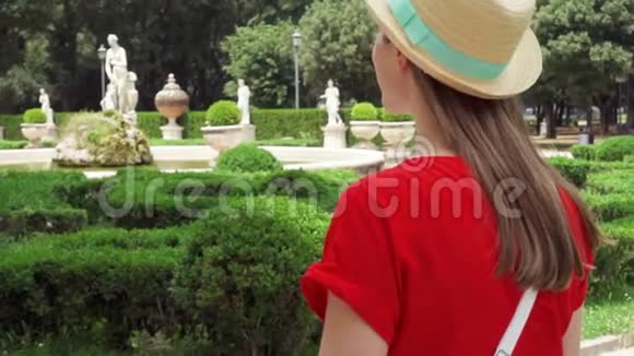 女人慢悠悠地在博格赛公园散步意大利罗马度假的女性旅行者视频的预览图
