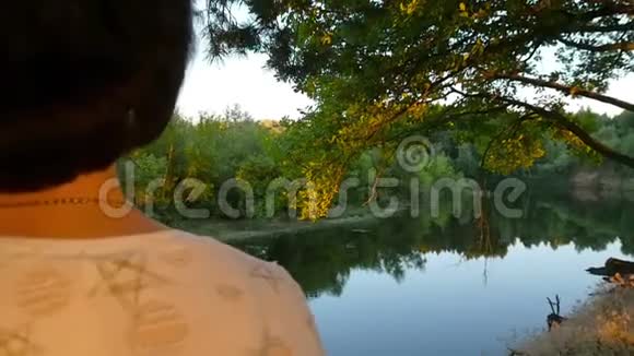 日落时分站在峡谷边的一个女孩的特写镜头视频的预览图