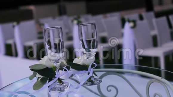 婚礼装饰新郎新娘的眼镜视频的预览图