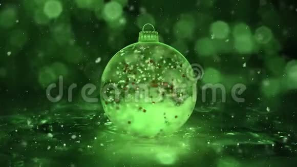 圣诞旋转绿冰玻璃包雪花红球背景环视频的预览图