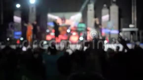 镜头背景快乐观众跳起来举起手空中摇滚乐队音乐会观众举手视频的预览图