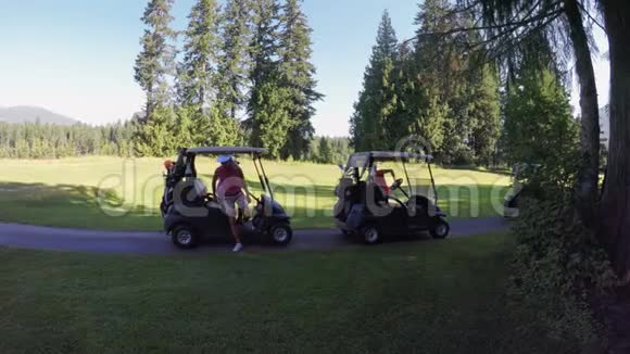 女人拿着高尔夫球杆从高尔夫球车里出来视频的预览图