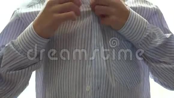 少年扣在衬衫上视频的预览图