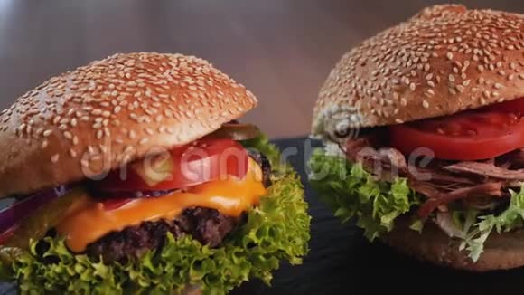 三种汉堡开胃牛肉拉猪肉和鸡肉三明治视频的预览图