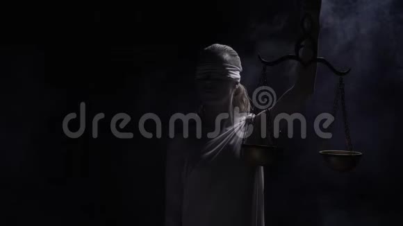 在Themis的背景上吸烟手里拿着鳞片低照明4k视频的预览图