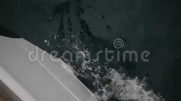 船的鼻子划破了波浪视频的预览图