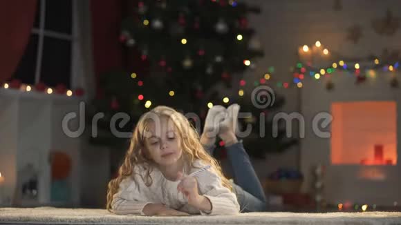 小女孩写信给躺在地板上的圣诞老人相信神奇的童话故事视频的预览图
