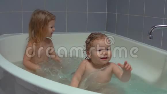 两个漂亮的金发女孩在浴室里飞溅视频的预览图