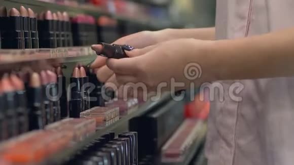 装饰女性化妆品时尚女性选择口红进行亮妆并在手边进行化妆品检测视频的预览图