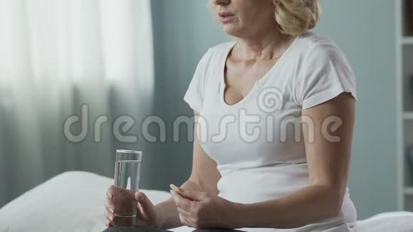 退休妇女吃药喝水健康问题视频的预览图