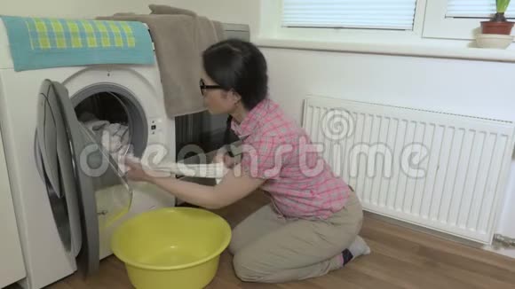 女人靠近洗衣机视频的预览图