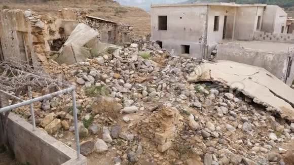 希腊克里特岛被遗弃的村庄被完全摧毁的房子视频的预览图