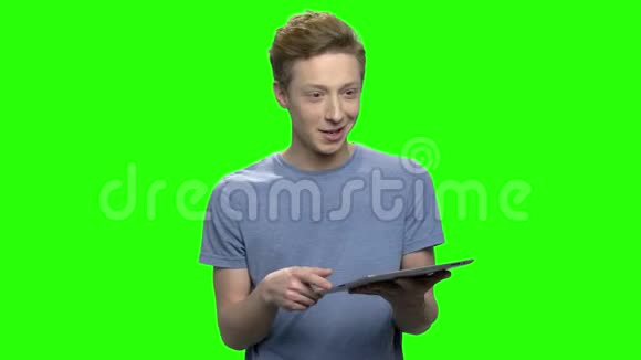 小男孩拿着平板电脑说话的肖像视频的预览图